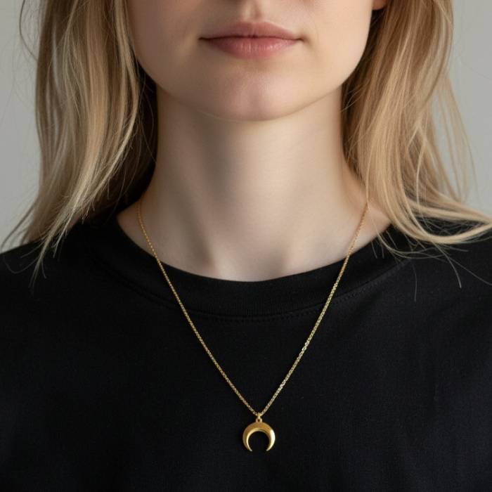 Náhrdelník s príveskom polmesiaca