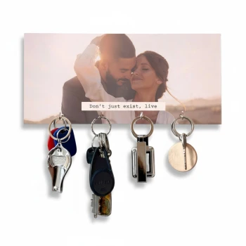 Personalizovaný nástenný držiak na kľúče