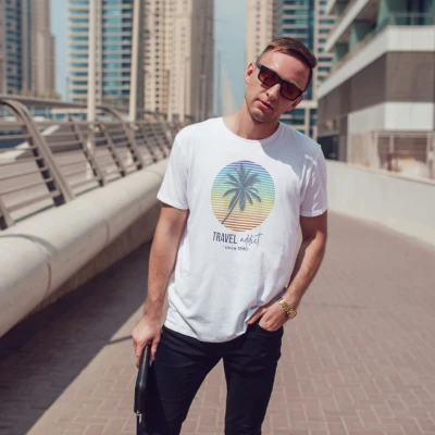 Personalizované pánske tričko - Travel addict
