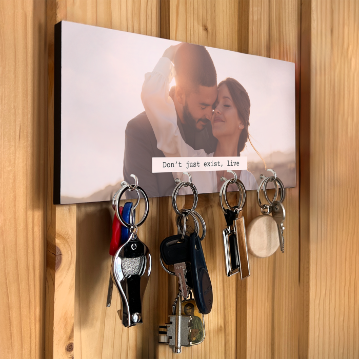 Personalizovaný držiak na kľúče – Neexistuj len tak, ži