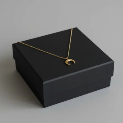 Náhrdelník s príveskom polmesiaca