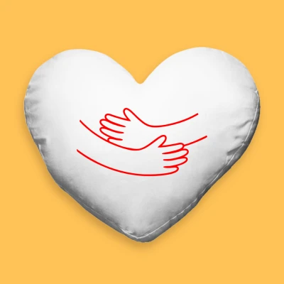 Personalizovaný vankúš v tvare srdca - Objatie