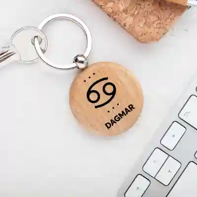 Personalizovaná drevená kľúčenka so znamením Raka