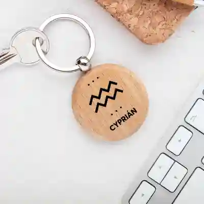 Personalizovaná drevená kľúčenka so znamením Vodnára