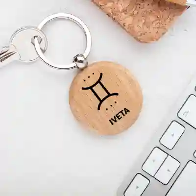 Personalizovaná drevená kľúčenka so znamením Blížencov