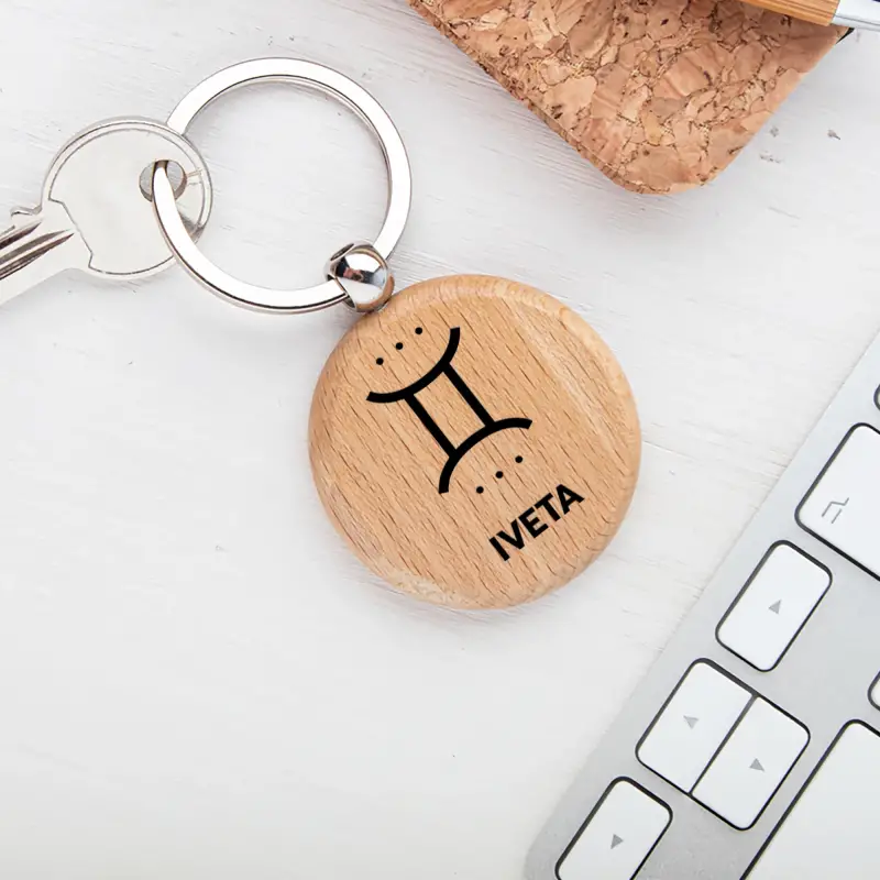 Personalizovaná drevená kľúčenka so znamením Blížencov
